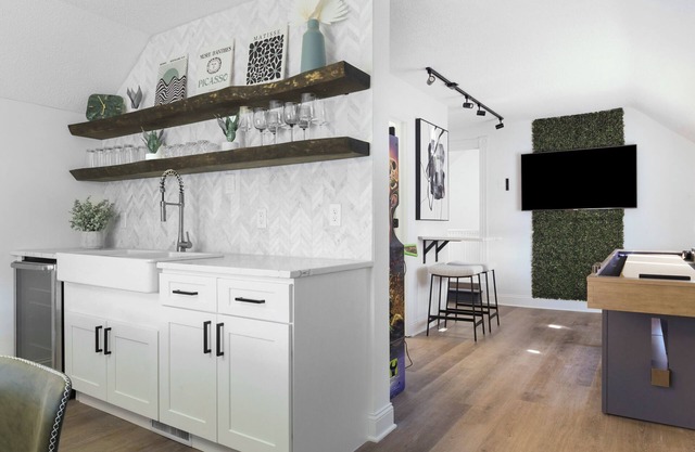 Arcade Game Room / 5min to Downtown / Putting Green / Wet Bar