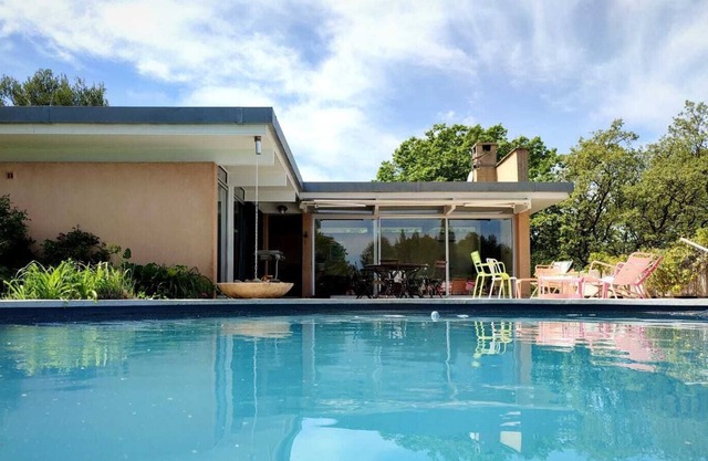 Architect's villa in the heart of the hill Le puy Sainte Reparade
