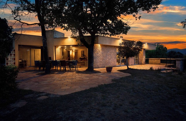Architect-designed villa in Provence at the foot of Mont-Ventoux
