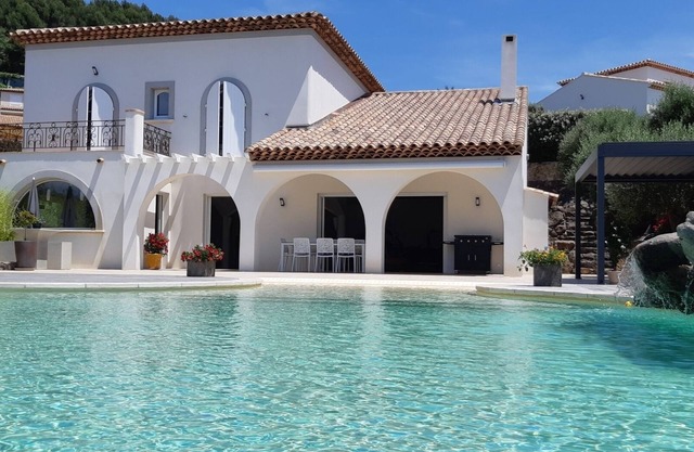 Architect-designed villa with pool and jacuzzi, sea view