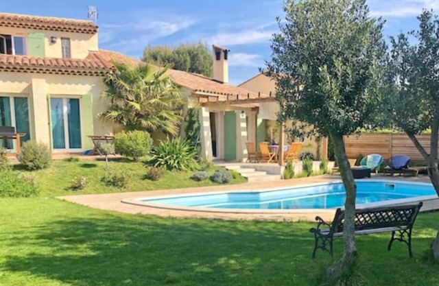 Architect-designed villa with swimming pool and large garden