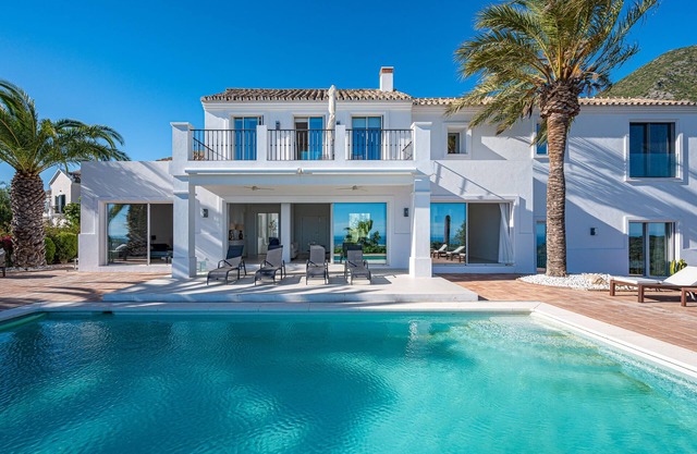 Architect designed villa with amazing views - 10 minutes to Puente Romano resort