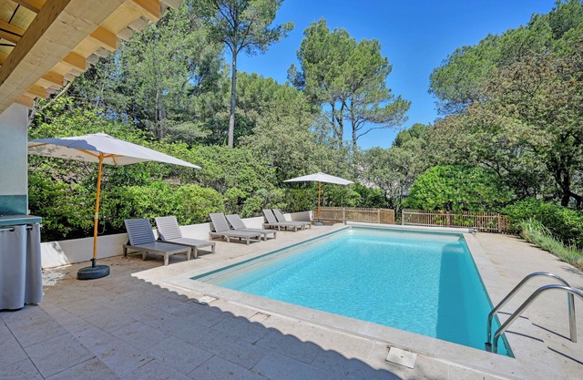 Architect's villa of 250m2 with swimming pool under the pines near Avignon/Luberon