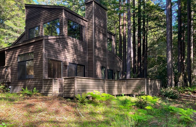 Architectural Gem with Forest View, Close to Trails - Access to Shared Pools