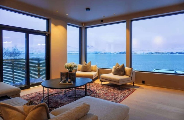 Arctic View Penthouse Coastal Escape near Tromsø
