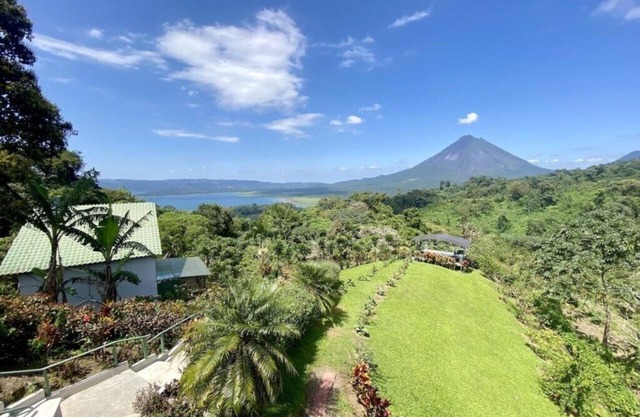 Arenal Birdsong. Entire Villa w/ Stunning Volcano & Lake Views