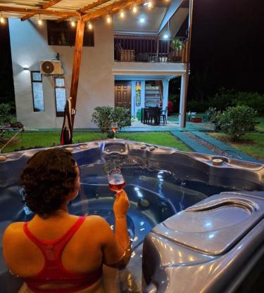 Arenal Nephelium Country Home, Refugio rural con piscina, jacuzzi y balcón con hermosas vistas al Volcán Arenal, en una finca privada