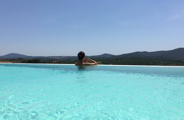 Villa de estilo moderno cuesta arriba con vistas inolvidables, a 20 minutos de la costa