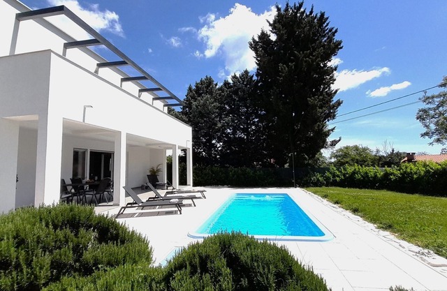Aria - Nueva casa de vacaciones con piscina, cerca de numerosas playas y actividades.