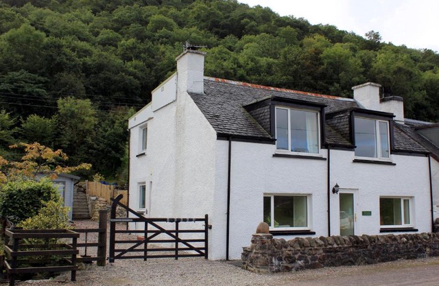 Arivonie Lochside Cottage