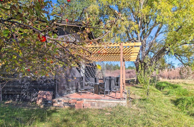 Arizona Getaway w/ Fire Pit, BBQ & On-site Lake!