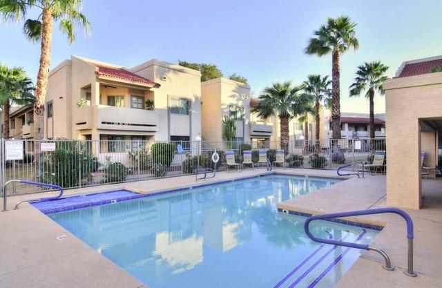 Arizona Sunshine Condo con vista a la piscina / jacuzzi!