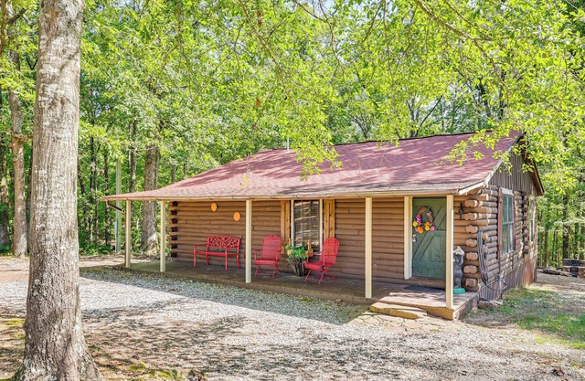 ¡NUEVO! Murfreesboro Cabin w / Fire Pit-by Lake Greeson
