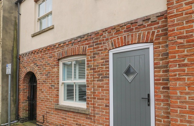 ARMSTRONG COTTAGE, with a garden in Beverley