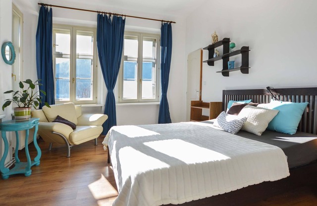 Arnie Apartman, Austria