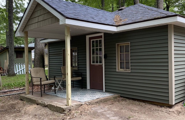 Arnie Cabin at Kin Cabins w/AC, fireplace, canoe