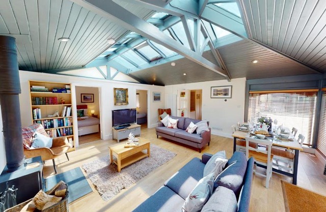 Arniss Lodge