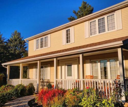 Arrowstone Farmhouse in Historic Old Town