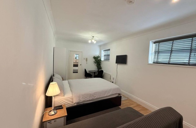 Arsenal Highbury Islington Just 5 Minutes walk from Station Metro and Rail