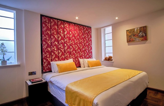 Art Deco Retreat by Oban Pier | Walk to Ferries, Shops & McCaig's Tower, 2 Rooms