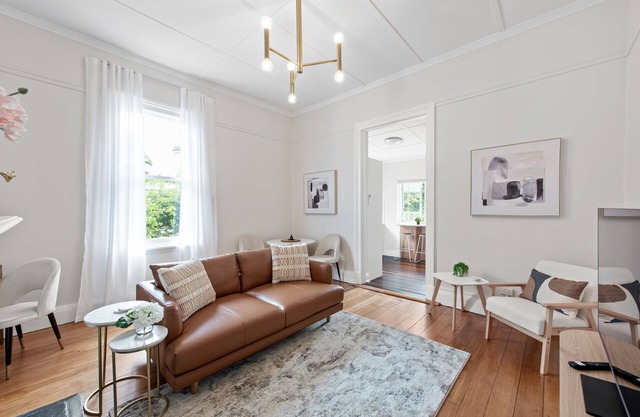 Art Deco w/ Modern Twist! 1Bed/1Bath/1Car ~ New Farm