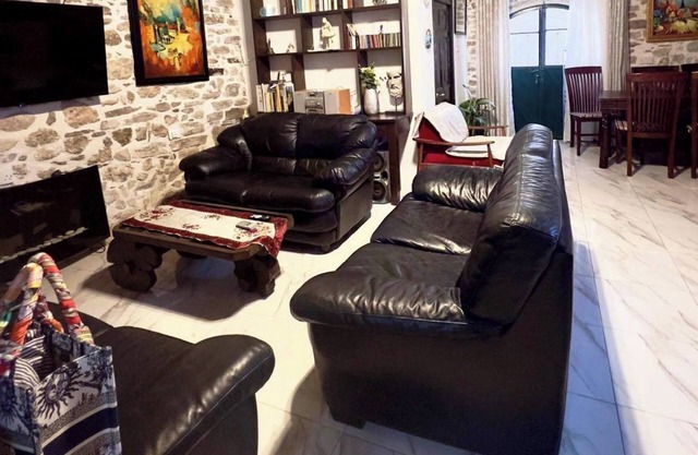ArtHousePagoi-3br-Sleeps6-AC-Parking-5min from Beach 🏝️