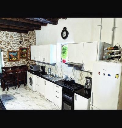 Art House Pagoi Sleeps 6 Parking 5 min to Beach