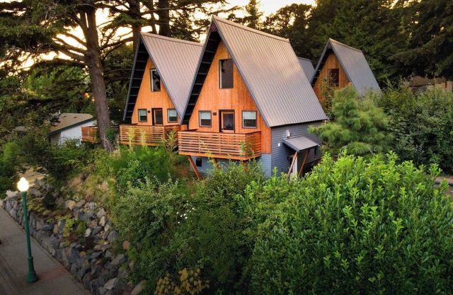 ArtBliss II: Luxe Cabin, River Views, Cozy Firepit
