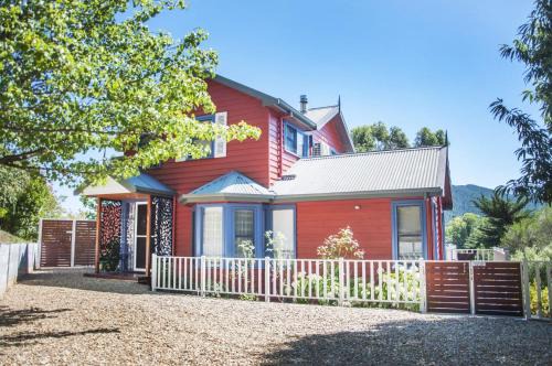 Artee House - A Bright Escape