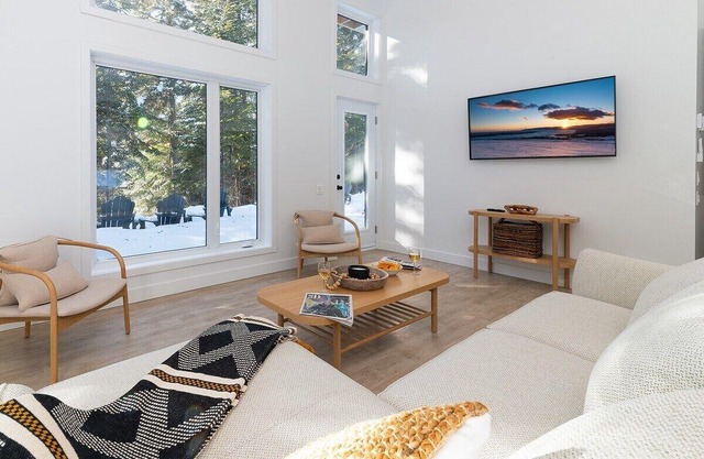 Artik 10: Private Retreat with Spa & Trails