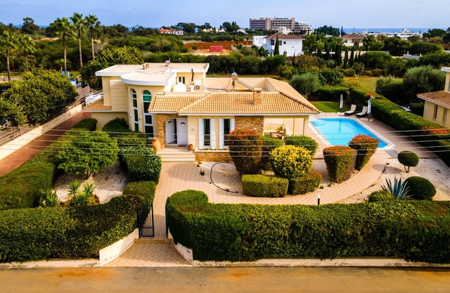 Artisan Homes # Anastel 2 Unique luxury villa with private overflow pool.