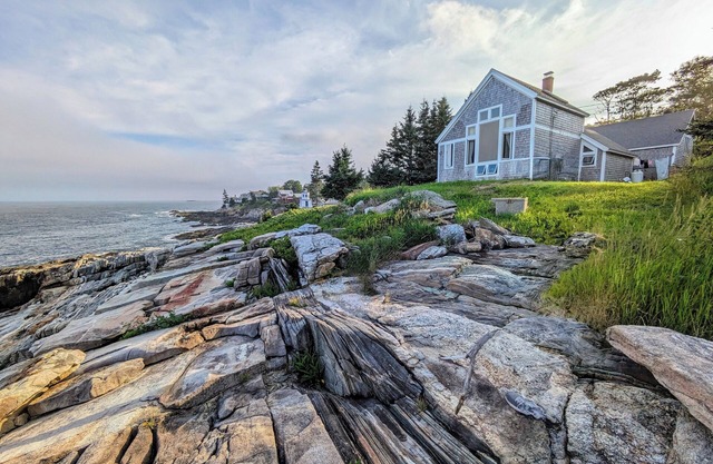 Artist Cottage with Cliffside Views