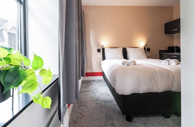 Artist-inspired suite for 2 with king bed, private kitchen, air conditioning, and all modern comforts. Perfect for couples or solo travelers.