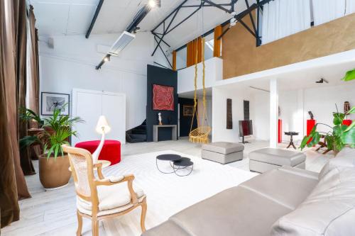 Artist Loft Experience - 4 BR & Air Conditioning