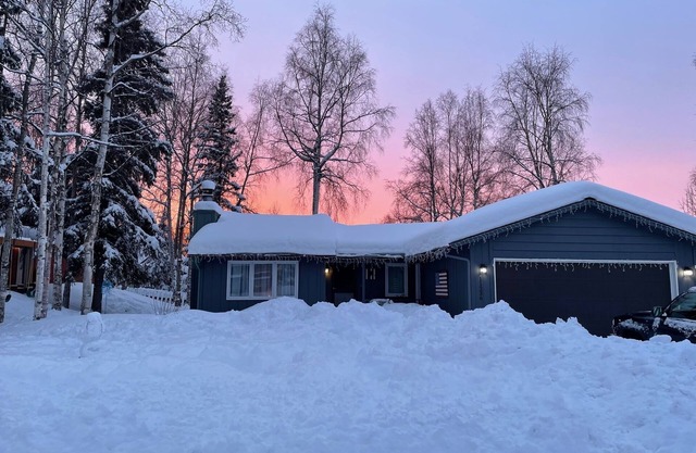 Artist Retreat, ranch home just minutes from downtown Anchorage.