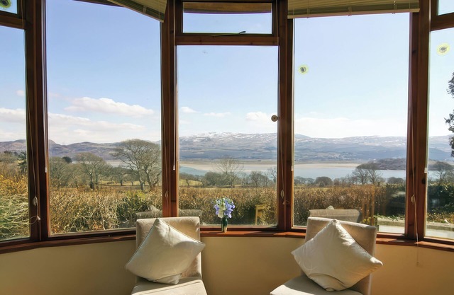 ARTIST'S COTTAGE, pet friendly, with a garden in Penrhyndeudraeth