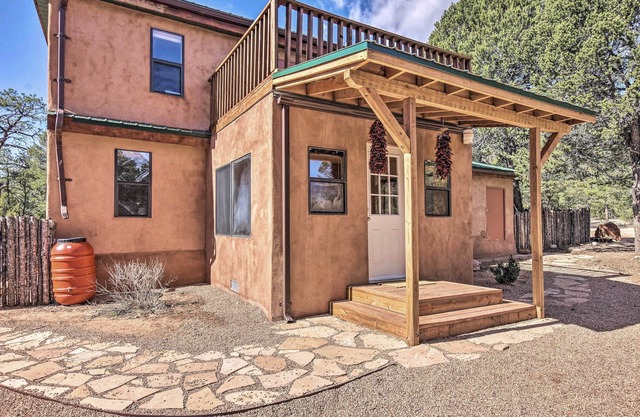 ¡NUEVO! Peaceful Rowe Home w / Pecos Natl Park Views!