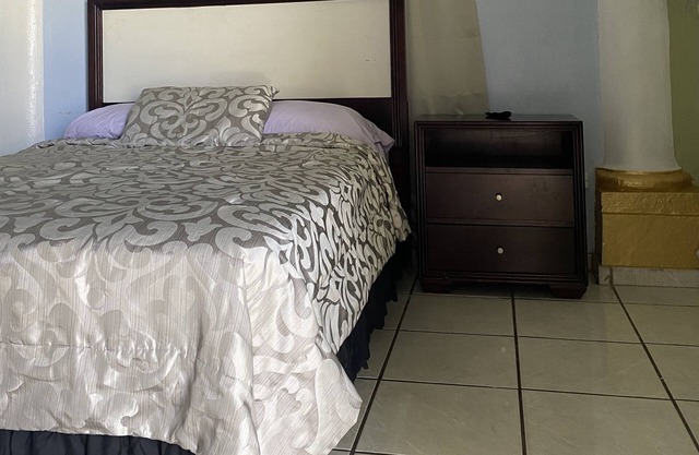 Artistic Apartment w/kitchen, Walk to the Beach