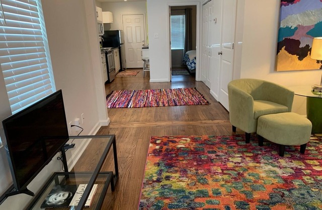 Artistic Duplex, 1/2 Mile from Health Science Center