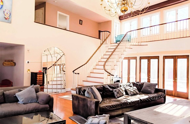 Artistic Escape: Nature, Silence & Soul, 6-acre hideaway, Privately Yours
