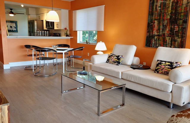 Artistic living in 2brm condo on Whitaker Bayou