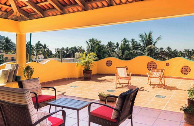Artistic, multi-level home minutes walk to the beach, shops and restaurants