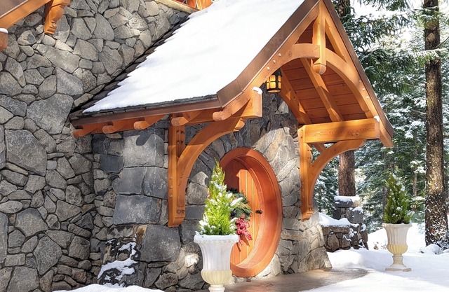 Artistic Tolkienesque cottage in Mosier Oregon on private 27 acres