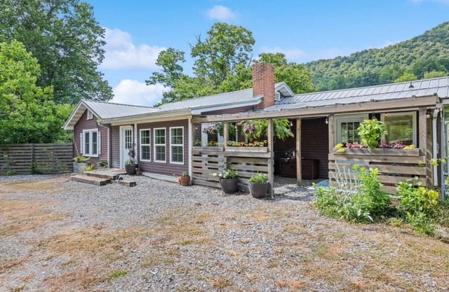 Artistically furnished Creekside House with Pond
