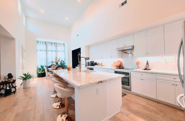 Artist’s modern luxe 3 br 3 ba gem- 2 large Primary suites