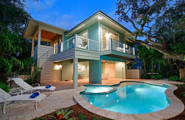 Arts & Vines: LBK Pool Spa Dog Friendly by Anna Maria Life Vacation Rentals
