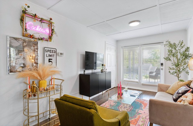 Artsy, Retro and Spacious Home, 6 minutes from Airport with Ample Privacy