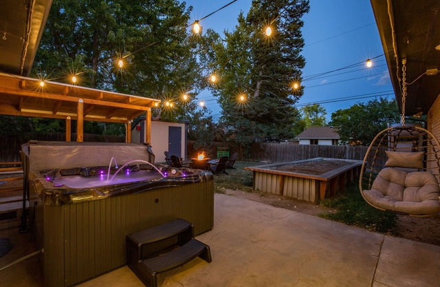 Arvada Oasis + New Hot Tub Sleeps up to 16 with 6 Cozy Beds!!