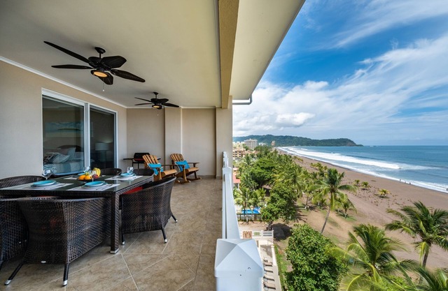 ¡COMO SE VE EN LA CAZA DE GANGA FRENTE AL MAR DE HGTV! Jaco Beachfront PALMS 2br / 2ba