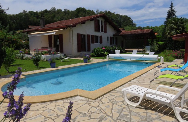 Ascain, 4 bedroom house with swimming pool, ideal for family vacations